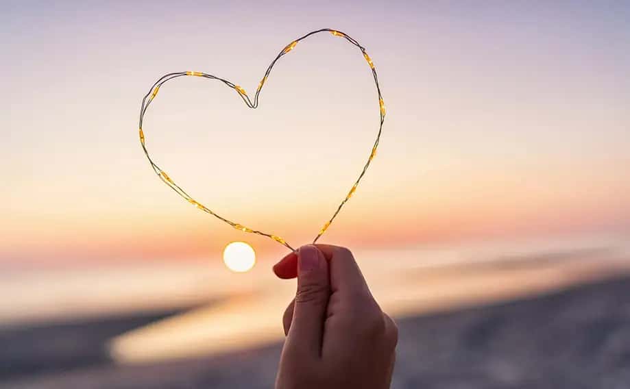 عشق چیست؟ ویژگی های عشق