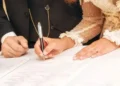 مواجهه سازنده با شروط ضمن عقد چگونه است؟