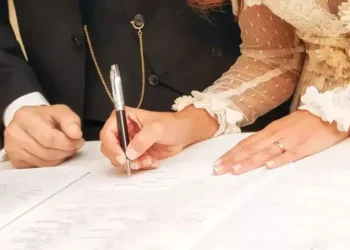 مواجهه سازنده با شروط ضمن عقد چگونه است؟