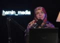 عشق یکی از اصلی‌ترین مفاهیم در ادبیات فارسی است؛ مفهومی که در گذر زمان، از غزل‌های عاشقانه تا اشعار عارفانه، چهره‌های گوناگونی به خود گرفته است. اما این عشق پرشور دقیقاً از چه جایگاهی برخوردار است؟ آیا عشقی که شاعران ما از آن سخن گفته‌اند، بیشتر ریشه در تجربه‌ای زمینی دارد یا به سوی حقیقتی الهی و عرفانی اشاره می‌کند؟ در این برنامه، دکتر نسرین فقیه ملک‌مرزبان، عضو هیئت علمی گروه زبان و ادبیات فارسی دانشگاه الزهرا (س) با نگاه تخصصی خود به بررسی این پرسش‌ها می‌پردازد: معشوق اصلی در اشعار فارسی کیست؟ آیا چهره‌ای واقعی دارد یا صرفاً نمادی است از آرمان و معنویت؟ عشقی که در این اشعار روایت می‌شود، تا چه اندازه به وصال می‌رسد؟ آیا این عشق، قابل تجربه برای انسان معاصر است؟ مرز میان عشق الهی و زمینی در ادبیات فارسی کجاست؟ این گفت‌وگو فرصتی‌ است برای تأمل در یکی از عمیق‌ترین مفاهیم فرهنگی و ادبی ما؛ مفهومی که همچنان در دل مخاطبان شعر فارسی می‌تپد و الهام‌بخش اندیشه و احساس است.